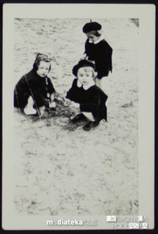 Córki Tatiany Jasińskiej bawią się w piasku z koleżanką, Giżycko, lata 50. XX w.