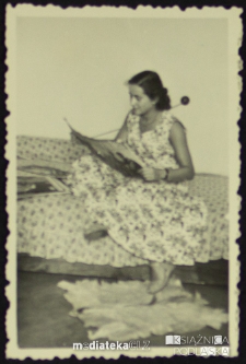 Portret Ireny Czerewacz czytającej gazetę, ul. Sienkiewicza 28, Białystok - lata 70. XX w.