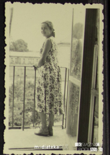 Portret Ireny Czerewacz na balkonie, ul. Sienkiewicza 28, Białystok - lata 70. XX w.