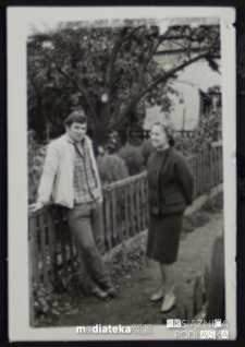 Tatiana Jasińska z mężczyzną pozują do zdjęcia, Lublin, lata 50., 60. XX w.