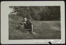 Portret Tatiany Jasińskiej siedzącej na ławce, Giżycko, lata 50. XX w.