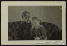 Babcia z wnuczką, lata 50. XX w.
