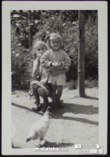 Portret dziewczynek na podwórzu, Knyszyn, lata 50. XX w.