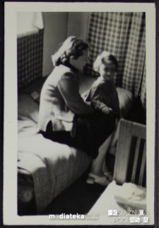 Tatiana Jasińska z córką w pokoju, Knyszyn, lata 50. XX w.