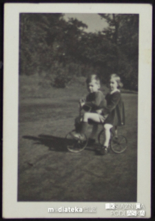 Dzieci bawiące się rowerem, Knyszyn, lata 50. XX w.