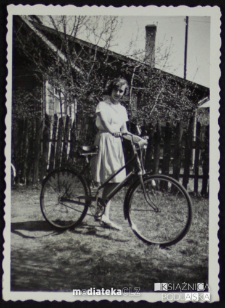 Portret Ewy Jasińskiej z rowerem, ul. Koszykowa 20, Białystok - lata 60. XX w.