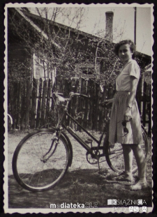 Portret Izabeli Jasińskiej z rowerem, ul. Koszykowa 20, Białystok - lata 60. XX w.