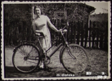 Portret Tatiany Jasińskiej z rowerem, ul. Koszykowa 20, Białystok - lata 60. XX w.