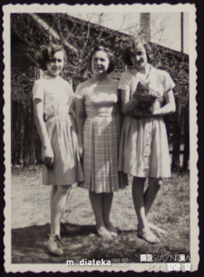 Tatiana Jasińska z córkami przed domem, ul. Koszykowa 20, Białystok - lata 60. XX w.