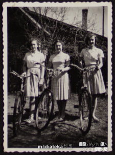 Tatiana Jasińska z córkami przed wycieczką rowerową, ul. Koszykowa 20, Białystok - lata 60. XX w.