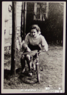 Izabela Jasińska jedzie na rowerku dziecięcym, ul. Koszykowa 20, Białystok - lata 60. XX w.