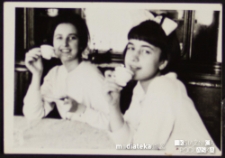 Portret Izabeli i Małgorzaty Jasińskiej przy herbatce, ul. Koszykowa 20, Białystok - lata 60. XX w.