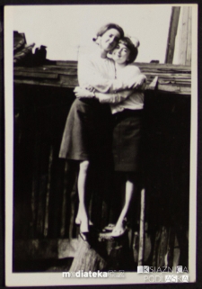 Portret Izabeli i Małgorzaty Jasińskiej na podw&oacute;rzu, ul. Koszykowa 20, Białystok - lata 60. XX w.