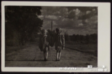 Dziewczynki na spacerze, Knyszyn, lata 50. XX w.