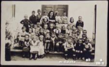 Zdjęcie klasowe przed wejściem do szkoły, Knyszyn, lata 50. XX w.