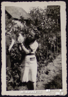 Tatiana Czerewacz trzyma gołębia w dłoniach, ul. Koszykowa 25, Białystok - lata 30. XX w.