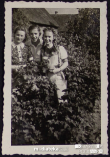 Tatiana Czerewacz, Janusz Radomski i koleżanka w ogrodzie domu przy ul. Koszykowej 25, Białystok - lata 30. XX w.