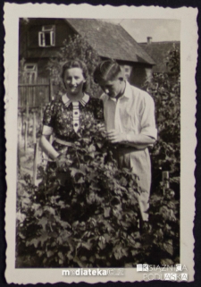 Janusz Radomski z koleżanką w ogrodzie domu przy ul. Koszykowej 25, Białystok - lata 30. XX w.