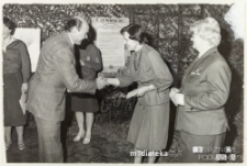 Mężczyzna i kobieta podający sobie dłoń, lata 70. 80. XX w.