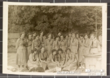 Zdjęcie grupowe II Białostockiej Drużyny Harcerskiej Żeńskiej "Świt" im. Zawiszy Czarnego, Białystok, 1957 r.