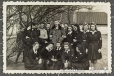 Harcerki pozują do zdjęcia na podwórzu, Biała Podlaska, lata 40. XX w.