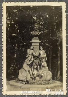 Harcerki hufca Związku Harcerstwa Polskiego w Białej Podlaskiej pozują do zdjęcia przy pomniku Chałubińskiego i Sabały, skrzyżowanie ul. Chałubińskiego i Zamojskiego, Zakopane, 1946 r.