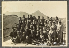 Grupa harcerek hufca Związku Harcerstwa Polskiego w Białej Podlaskiej pozuje do zdjęcia na platformie punktu widokowego, Zakopane, 1946 r.