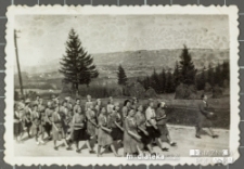 Marsz harcerek hufca Związku Harcerstwa Polskiego w Białej Podlaskiej do kościoła, Zakopane, 1946 r.
