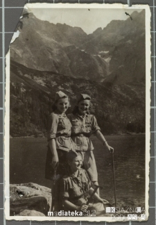 Grupka harcerek hufca Związku Harcerstwa Polskiego w Białej Podlaskiej pozuje do zdjęcia przy Morskim Oku, 1946 r.