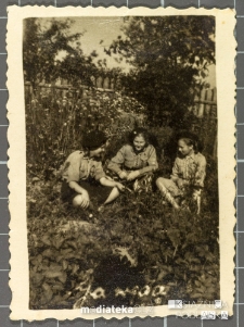 Grupka harcerek hufca Związku Harcerstwa Polskiego w Białej Podlaskiej pozuje do zdjęcia w ogródku, Biała Podlaska, lata 40. XX w.