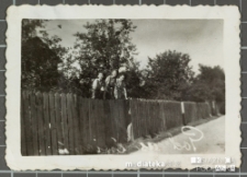 Grupka harcerek hufca Związku Harcerstwa Polskiego w Białej Podlaskiej pozuje do zdjęcia przy płocie, Biała Podlaska, lata 40. XX w.