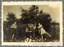 Grupka harcerek hufca Związku Harcerstwa Polskiego w Białej Podlaskiej pozuje do zdjęcia przybierając różne pozy. Halina Jasińska gra na harmonii, Biała Podlaska, lata 40. XX w.