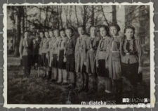 Hufiec harcerek Związku Harcerstwa Polskiego w Białej Podlaskiej stoi w szeregu, Białystok Podlaska, lata 40. XX w.
