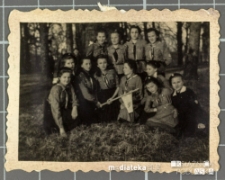 Hufiec harcerek Związku Harcerstwa Polskiego w Białej Podlaskiej pozuje do zdjęcia grupowego w parku, Biała Podlaska lata 40. XX w.