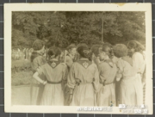 Zdjęcie grupowe II Białostockiej Drużyny Harcerskiej Żeńskiej "Świt" im. Zawiszy Czarnego, Białystok, 1957 r.