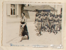 Harcerki drużyny Związku Harcerstwa Polskiego "Dzieci słońca" im. Narcyzy Żmichowskiej podczas marszu, Biała Podlaska, 31.05-1.06.1936