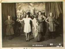 Zastęp Głogów podczas inscenizacji w czasie dnia propagowania harcerstwa na terenie szkoły. Dryżyna Związku Harcerstwa Polskiego "Dzieci słońca" im. Narcyzy Żmichowskiej, Biała Podlaska, 7.03.1937