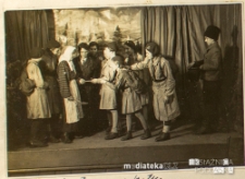 Zastęp Głogów podczas inscenizacji w czasie dnia propagowania harcerstwa na terenie szkoły. Dryżyna Związku Harcerstwa Polskiego "Dzieci słońca" im. Narcyzy Żmichowskiej, Biała Podlaska, 7.03.1937