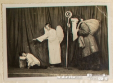 Dryżyna harcerek i zuchów Związku Harcerstwa Polskiego w Białej Podlaskiej podczas inscenizacji teatru szkolnego "I prawda i bajka", ul. Janowska, Biała Podlaska, 7.12.1937