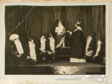 Dryżyna harcerek i zuchów Związku Harcerstwa Polskiego w Białej Podlaskiej podczas inscenizacji teatru szkolnego "I prawda i bajka", ul. Janowska, Biała Podlaska, 7.12.1937