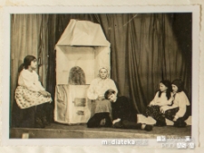 Dryżyna harcerek i zuch&oacute;w Związku Harcerstwa Polskiego w Białej Podlaskiej podczas inscenizacji teatru szkolnego "I prawda i bajka", ul. Janowska, Biała Podlaska, 7.12.1937