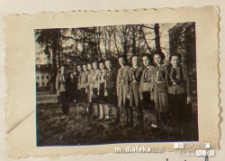 Rada drużyny Związku Harcerstwa Polskiego "Dzieci słońca" im. Narcyzy Żmichowskiej na zajęciach, Biała Podlaska, lata 40. XX w.