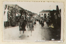 Młodzież żeńskiego hufcu harcerek Związku Harcerstwa Polskiego "Dzieci słońca" im. Narcyzy Żmichowskiej podczas pochodu 1 Maja, Plac Wolności, Biała Podlaska, 1.05.1949