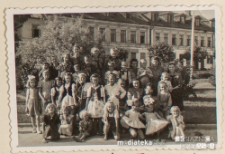 Młodzież żeńskiego hufcu harcerek Związku Harcerstwa Polskiego "Dzieci słońca" im. Narcyzy Żmichowskiej podczas pochodu 1 Maja. Zdjęcia z grupą przedszkolaków na Placu Wolności, Biała Podlaska, 1.05.1949