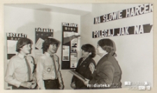 Drużyna 27 Szczepu Związku Harcerstwa Polskiego przy Zespole Szkół Medycznych podczas wystawy zorganizowanej w miesiącu pamięci narodowej pt. "Pamiętamy", ul. Ogrodowa 23, Białystok, kwiecień 1980 r.