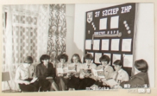 Drużyna 27 Szczepu Związku Harcerstwa Polskiego przy Zespole Szkół Medycznych podczas wystawy zorganizowanej w miesiącu pamięci narodowej pt. "Pamiętamy", ul. Ogrodowa 23, Białystok, kwiecień 1980 r.