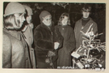 Drużyna Internacka Harcerskiej Służby Polsce Socjalistycznej przy Zespole Szkół Medycznych w lesie podczas harcerskiej choinki, Kleosin, 20.12.1980