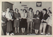 Drużyna Internacka Harcerskiej Służby Polsce Socjalistycznej przy Zespole Szkół Medycznych gości harcerzy podczas Dnia Kobiet, Białystok, 8.03.1981