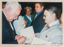 Druhna "Babcia" Halina Wojno otrzymuje wpis do kroniki od Prezydenta Ryszarda Kaczorowskiego, Białystok, 15.12.1999