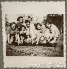 Grupa harcerek nad jeziorem Rospuda, lata 60. XX w.